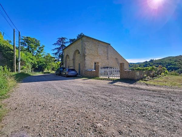 À vendre – Propriété de charme avec piscine, vue dégagée et terrain – Graissessac (34260) Maison 10 pièces – 230 m² habitables – Terrain de 3 000 m² env. – Revenus locatifs saisonniers : 30 000 €/an