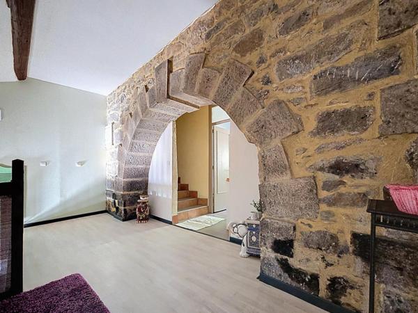 À vendre – Propriété de charme avec piscine, vue dégagée et terrain – Graissessac (34260) Maison 10 pièces – 230 m² habitables – Terrain de 3 000 m² env. – Revenus locatifs saisonniers : 30 000 €/an