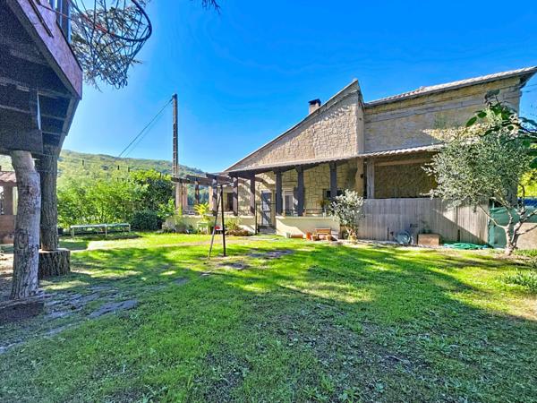 À vendre – Propriété de charme avec piscine, vue dégagée et terrain – Graissessac (34260) Maison 10 pièces – 230 m² habitables – Terrain de 3 000 m² env. – Revenus locatifs saisonniers : 30 000 €/an