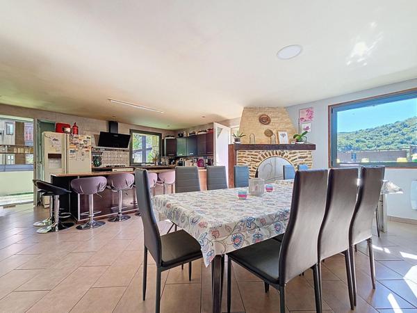 À vendre – Propriété de charme avec piscine, vue dégagée et terrain – Graissessac (34260) Maison 10 pièces – 230 m² habitables – Terrain de 3 000 m² env. – Revenus locatifs saisonniers : 30 000 €/an