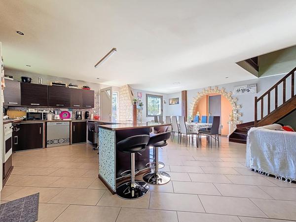 À vendre – Propriété de charme avec piscine, vue dégagée et terrain – Graissessac (34260) Maison 10 pièces – 230 m² habitables – Terrain de 3 000 m² env. – Revenus locatifs saisonniers : 30 000 €/an