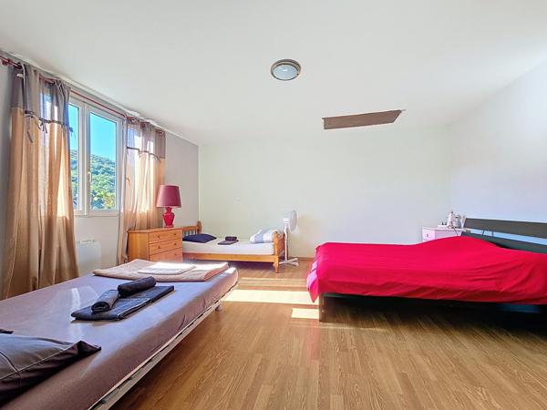 À vendre – Propriété de charme avec piscine, vue dégagée et terrain – Graissessac (34260) Maison 10 pièces – 230 m² habitables – Terrain de 3 000 m² env. – Revenus locatifs saisonniers : 30 000 €/an