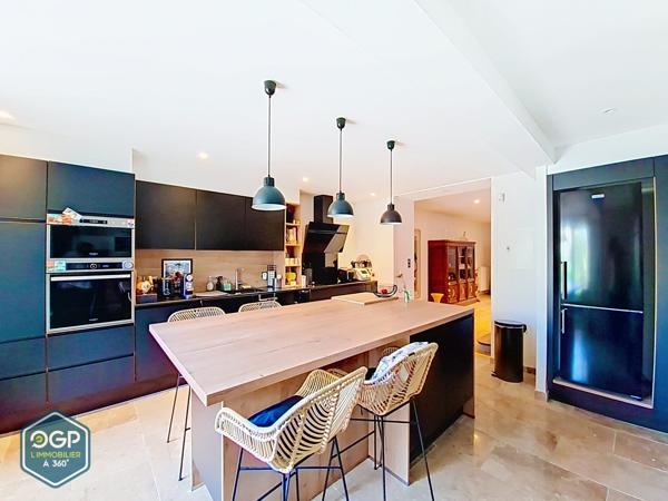 Maison de caractère rénovée – 198 m², 4 chambres, bureau, jardin et piscine