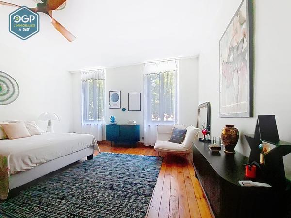 Maison de caractère rénovée – 198 m², 4 chambres, bureau, jardin et piscine