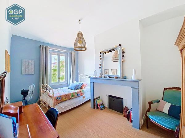 Maison de caractère rénovée – 198 m², 4 chambres, bureau, jardin et piscine