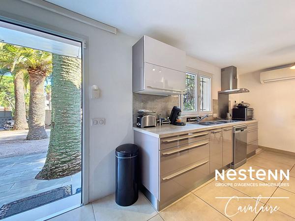 Appartement bas de villa d'environ 78 m² proche plages, avec jardin, terrasses et piscine