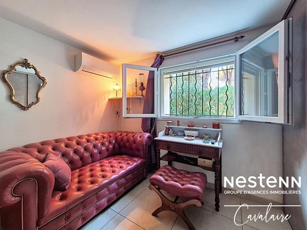 Appartement bas de villa d'environ 78 m² proche plages, avec jardin, terrasses et piscine