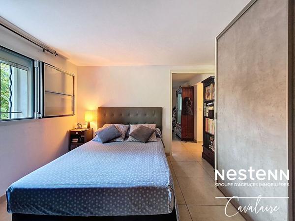 Appartement bas de villa d'environ 78 m² proche plages, avec jardin, terrasses et piscine