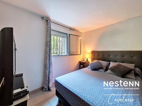 Appartement bas de villa d'environ 78 m² proche plages, avec jardin, terrasses et piscine