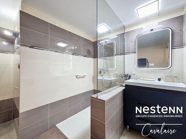 Appartement bas de villa d'environ 78 m² proche plages, avec jardin, terrasses et piscine