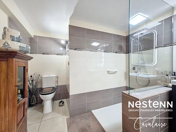 Appartement bas de villa d'environ 78 m² proche plages, avec jardin, terrasses et piscine