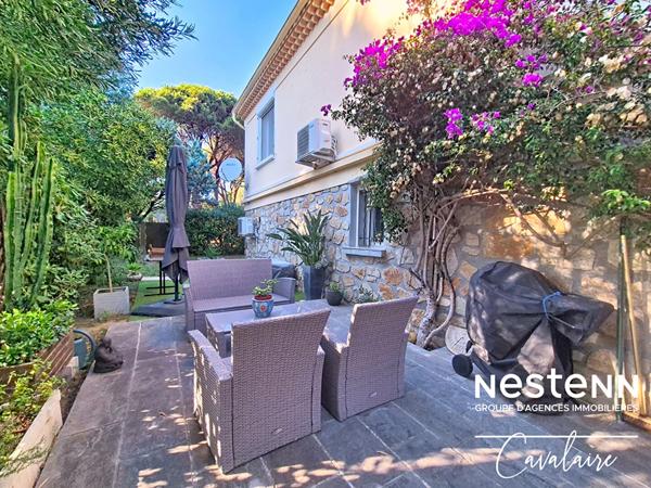 Appartement bas de villa d'environ 78 m² proche plages, avec jardin, terrasses et piscine