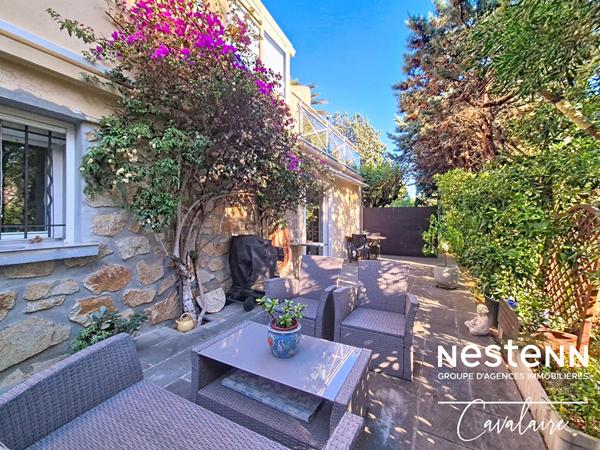 Appartement bas de villa d'environ 78 m² proche plages, avec jardin, terrasses et piscine