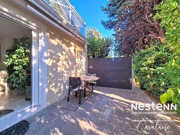 Appartement bas de villa d'environ 78 m² proche plages, avec jardin, terrasses et piscine