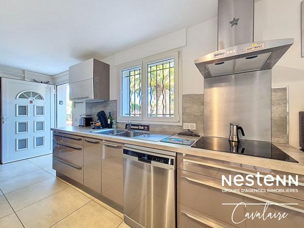 Appartement bas de villa d'environ 78 m² proche plages, avec jardin, terrasses et piscine