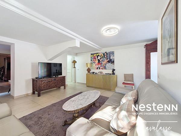 Appartement bas de villa d'environ 78 m² proche plages, avec jardin, terrasses et piscine