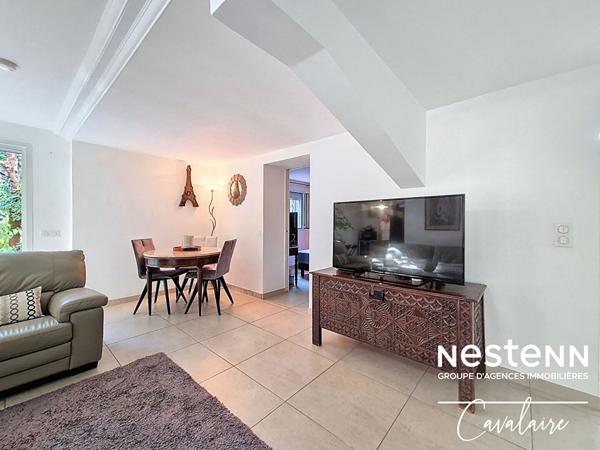 Appartement bas de villa d'environ 78 m² proche plages, avec jardin, terrasses et piscine