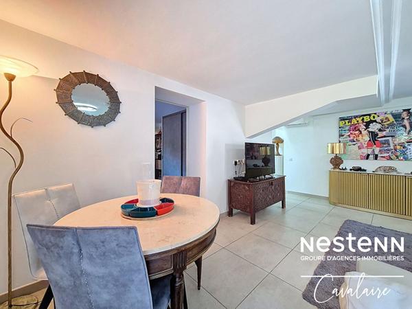 Appartement bas de villa d'environ 78 m² proche plages, avec jardin, terrasses et piscine