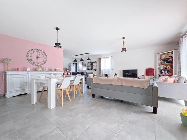 Superbe villa de plain pied avec piscine et garage