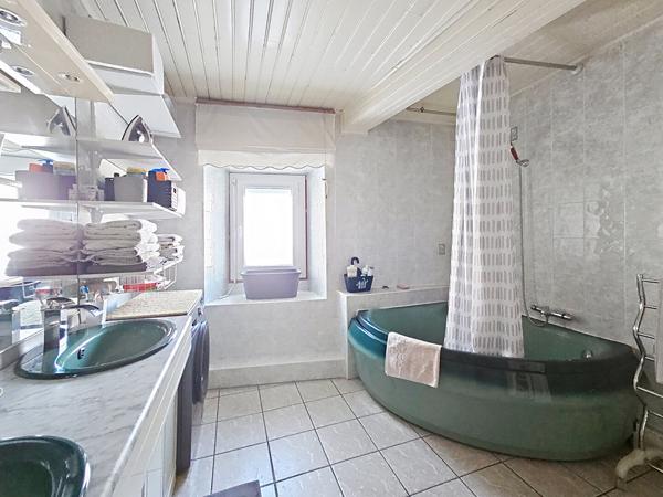 EXCLUSIVITE Maison comprenant deux appartements  centre saint maurice de Lignon avec Garage