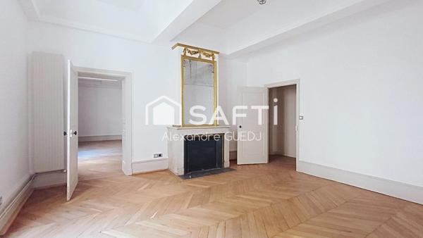 GRAND APPARTEMENT PLACE BELLECOUR LYON