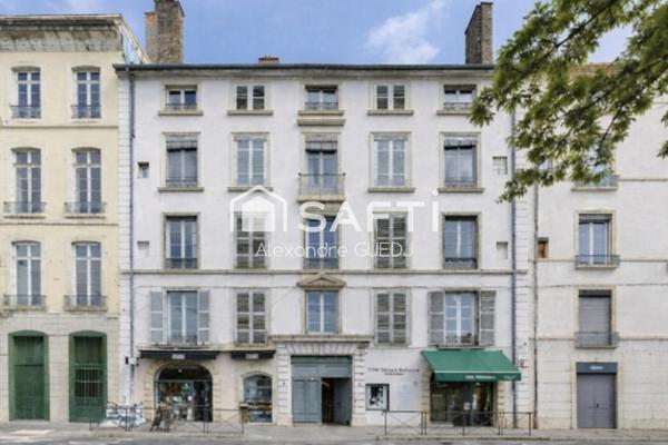 GRAND APPARTEMENT PLACE BELLECOUR LYON