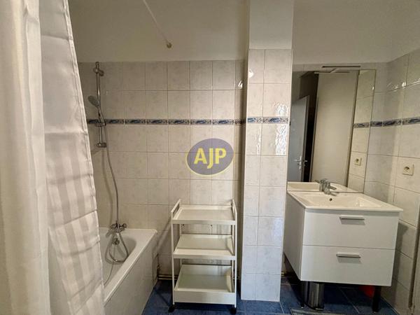 Appartement à louer Bordeaux : 1 pièces, 30m² avec 0 chambre(s) à 800€ - AJP Immobilier Bordeaux Saint-Augustin