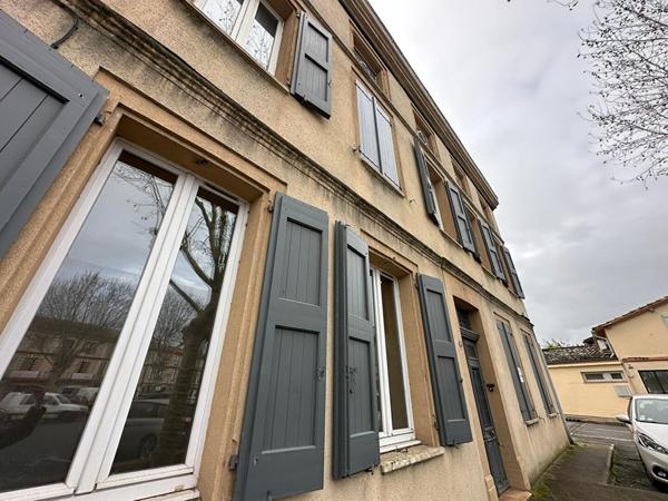 Immeuble en plein coeur de la commune de St-Sulpice la Pointe