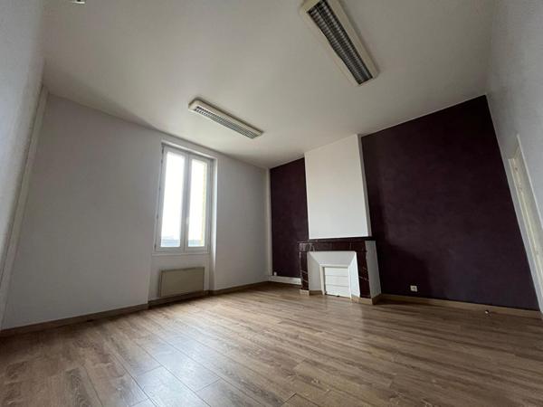 Immeuble en plein coeur de la commune de St-Sulpice la Pointe