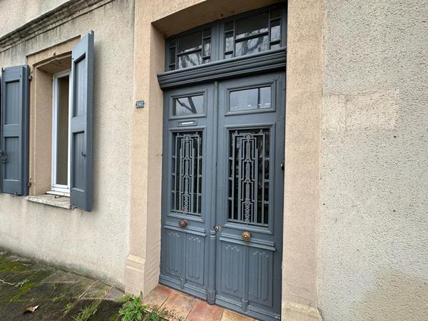 Immeuble en plein coeur de la commune de St-Sulpice la Pointe