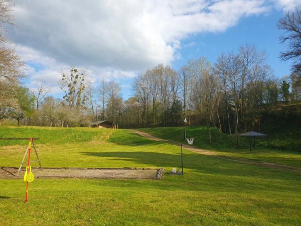 Belle camping avec maison d'habitation et 7.8ha de terrain