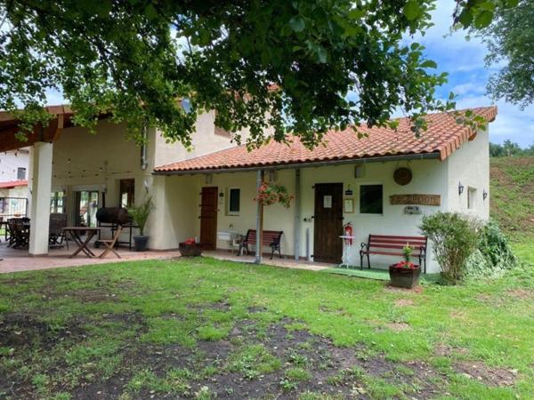 Belle camping avec maison d'habitation et 7.8ha de terrain