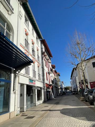 St Jean de Luz - Immeuble de 6 appartements et un local commercial