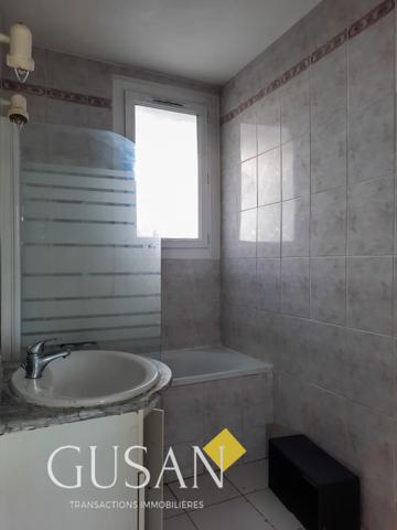 À Toulon, appartement VUE MER de 75m² avec 4 pièces en location Toulon (83000)
