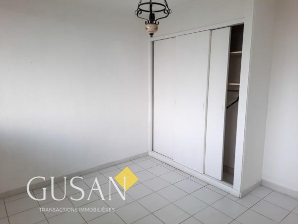 À Toulon, appartement VUE MER de 75m² avec 4 pièces en location Toulon (83000)