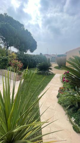 Maison familiale 112 m² – Piscine – Quartier des Carabins

Dans le quartier très recherché des Carabins, découvrez cette maison coup de cœur de 112 m², principalement de plain-pied, implantée sur un terrain arboré et soigneusement entretenu de 620 m².

✨ Un intérieur chaleureux et fonctionnel

Spacieux double séjour lumineux

4 chambres dont une en mezzanine (idéal bureau ou ado)

Cuisine indépendante aménagée et équipée

Salle de bain avec baignoire + douche

🌴 Un extérieur qui fait la différence

Grande terrasse conviviale

Piscine au brome (plus confortable et moins agressive)

Barbecue + four à pizza en dur pour des moments inoubliables

Jardin entretenu avec arrosage automatique (forage)

🔑 Confort & prestations

Climatisation réversible (3 splits)

Cheminée

Double vitrage

Portail électrique

Grand garage + 3 stationnements

👉 Une maison idéale pour une famille recherchant confort, tranquillité et qualité de vie.

📞 Contactez-moi pour organiser votre visite.

Vous devez vendre pour acheter ?
Estimation offerte et stratégie personnalisée