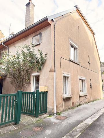 Maison ancienne de village de 125 m2, 3 chambre, garage et dépenfdance.