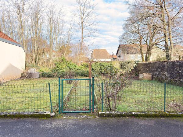 Maison ancienne de village de 125 m2, 3 chambre, garage et dépenfdance.