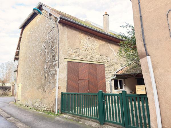 Maison ancienne de village de 125 m2, 3 chambre, garage et dépenfdance.