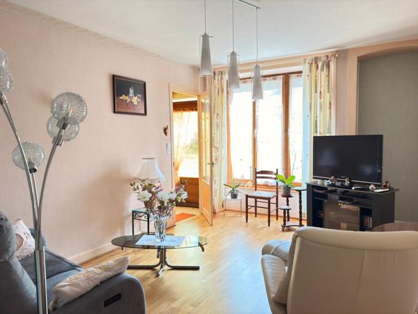 Maison ancienne de village de 125 m2, 3 chambre, garage et dépenfdance.