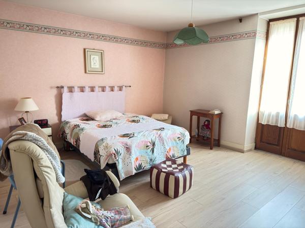 Maison ancienne de village de 125 m2, 3 chambre, garage et dépenfdance.