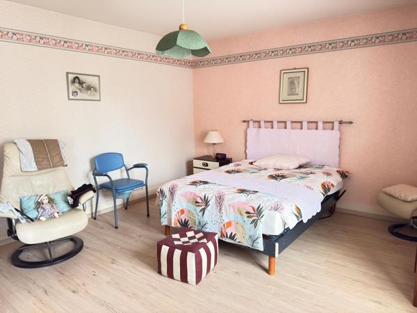 Maison ancienne de village de 125 m2, 3 chambre, garage et dépenfdance.