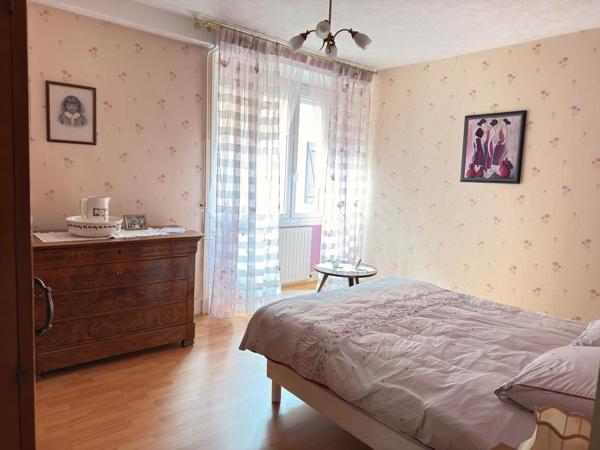 Maison ancienne de village de 125 m2, 3 chambre, garage et dépenfdance.