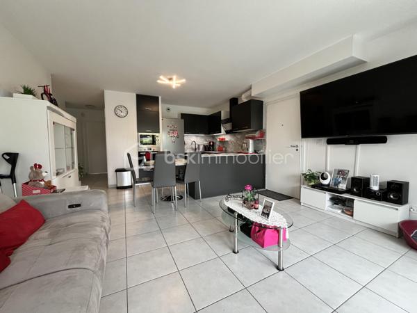 Dans une copropriété intimiste, calme et parfaitement entretenue, découvrez ce bel appartement T4 en rez-de-chaussée, offrant un cadre de vie agréable à proximité des commodités et des attraits d’Aix-les-Bains.
Cet appartement comprend une agréable pièce de vie ouvrant directement sur une terrasse et un jardinet privatif, idéal pour profiter des beaux jours en toute tranquillité. La cuisine, fonctionnelle et conviviale, s’intègre parfaitement à l’espace de vie.

L’espace nuit se compose de trois chambres, d’une salle d:eau et de nombreux rangements, répondant aux besoins d’une famille comme d’un couple en quête de confort.

Un garage attenant complète ce bien, apportant un véritable confort au quotidien.

Les atouts :

* Appartement T4 en rez-de-jardin
* Terrasse et jardinet privatif
* Garage attenant
* Copropriété à taille humaine
* Très bon état général, aucun travaux à prévoir