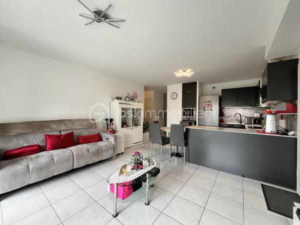 Dans une copropriété intimiste, calme et parfaitement entretenue, découvrez ce bel appartement T4 en rez-de-chaussée, offrant un cadre de vie agréable à proximité des commodités et des attraits d’Aix-les-Bains.
Cet appartement comprend une agréable pièce de vie ouvrant directement sur une terrasse et un jardinet privatif, idéal pour profiter des beaux jours en toute tranquillité. La cuisine, fonctionnelle et conviviale, s’intègre parfaitement à l’espace de vie.

L’espace nuit se compose de trois chambres, d’une salle d:eau et de nombreux rangements, répondant aux besoins d’une famille comme d’un couple en quête de confort.

Un garage attenant complète ce bien, apportant un véritable confort au quotidien.

Les atouts :

* Appartement T4 en rez-de-jardin
* Terrasse et jardinet privatif
* Garage attenant
* Copropriété à taille humaine
* Très bon état général, aucun travaux à prévoir