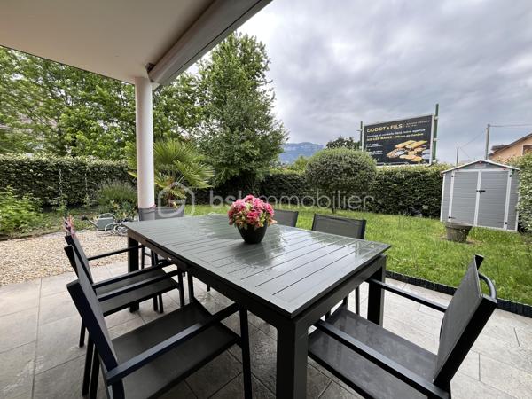 Dans une copropriété intimiste, calme et parfaitement entretenue, découvrez ce bel appartement T4 en rez-de-chaussée, offrant un cadre de vie agréable à proximité des commodités et des attraits d’Aix-les-Bains.
Cet appartement comprend une agréable pièce de vie ouvrant directement sur une terrasse et un jardinet privatif, idéal pour profiter des beaux jours en toute tranquillité. La cuisine, fonctionnelle et conviviale, s’intègre parfaitement à l’espace de vie.

L’espace nuit se compose de trois chambres, d’une salle d:eau et de nombreux rangements, répondant aux besoins d’une famille comme d’un couple en quête de confort.

Un garage attenant complète ce bien, apportant un véritable confort au quotidien.

Les atouts :

* Appartement T4 en rez-de-jardin
* Terrasse et jardinet privatif
* Garage attenant
* Copropriété à taille humaine
* Très bon état général, aucun travaux à prévoir