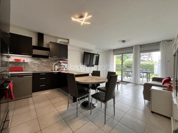 Dans une copropriété intimiste, calme et parfaitement entretenue, découvrez ce bel appartement T4 en rez-de-chaussée, offrant un cadre de vie agréable à proximité des commodités et des attraits d’Aix-les-Bains.
Cet appartement comprend une agréable pièce de vie ouvrant directement sur une terrasse et un jardinet privatif, idéal pour profiter des beaux jours en toute tranquillité. La cuisine, fonctionnelle et conviviale, s’intègre parfaitement à l’espace de vie.

L’espace nuit se compose de trois chambres, d’une salle d:eau et de nombreux rangements, répondant aux besoins d’une famille comme d’un couple en quête de confort.

Un garage attenant complète ce bien, apportant un véritable confort au quotidien.

Les atouts :

* Appartement T4 en rez-de-jardin
* Terrasse et jardinet privatif
* Garage attenant
* Copropriété à taille humaine
* Très bon état général, aucun travaux à prévoir