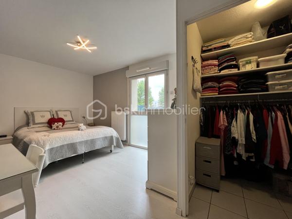 Dans une copropriété intimiste, calme et parfaitement entretenue, découvrez ce bel appartement T4 en rez-de-chaussée, offrant un cadre de vie agréable à proximité des commodités et des attraits d’Aix-les-Bains.
Cet appartement comprend une agréable pièce de vie ouvrant directement sur une terrasse et un jardinet privatif, idéal pour profiter des beaux jours en toute tranquillité. La cuisine, fonctionnelle et conviviale, s’intègre parfaitement à l’espace de vie.

L’espace nuit se compose de trois chambres, d’une salle d:eau et de nombreux rangements, répondant aux besoins d’une famille comme d’un couple en quête de confort.

Un garage attenant complète ce bien, apportant un véritable confort au quotidien.

Les atouts :

* Appartement T4 en rez-de-jardin
* Terrasse et jardinet privatif
* Garage attenant
* Copropriété à taille humaine
* Très bon état général, aucun travaux à prévoir