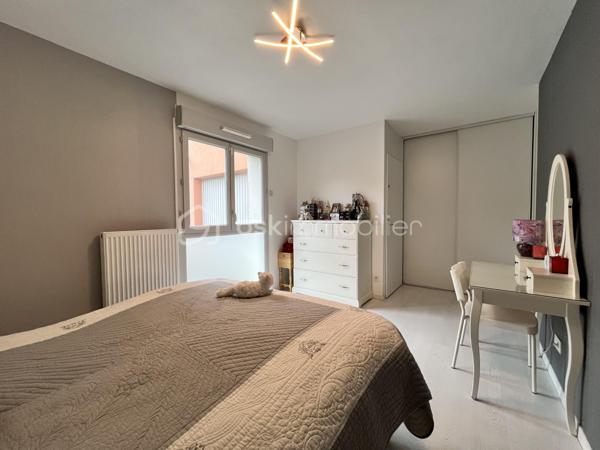 Dans une copropriété intimiste, calme et parfaitement entretenue, découvrez ce bel appartement T4 en rez-de-chaussée, offrant un cadre de vie agréable à proximité des commodités et des attraits d’Aix-les-Bains.
Cet appartement comprend une agréable pièce de vie ouvrant directement sur une terrasse et un jardinet privatif, idéal pour profiter des beaux jours en toute tranquillité. La cuisine, fonctionnelle et conviviale, s’intègre parfaitement à l’espace de vie.

L’espace nuit se compose de trois chambres, d’une salle d:eau et de nombreux rangements, répondant aux besoins d’une famille comme d’un couple en quête de confort.

Un garage attenant complète ce bien, apportant un véritable confort au quotidien.

Les atouts :

* Appartement T4 en rez-de-jardin
* Terrasse et jardinet privatif
* Garage attenant
* Copropriété à taille humaine
* Très bon état général, aucun travaux à prévoir