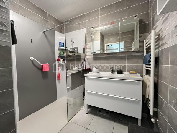 Dans une copropriété intimiste, calme et parfaitement entretenue, découvrez ce bel appartement T4 en rez-de-chaussée, offrant un cadre de vie agréable à proximité des commodités et des attraits d’Aix-les-Bains.
Cet appartement comprend une agréable pièce de vie ouvrant directement sur une terrasse et un jardinet privatif, idéal pour profiter des beaux jours en toute tranquillité. La cuisine, fonctionnelle et conviviale, s’intègre parfaitement à l’espace de vie.

L’espace nuit se compose de trois chambres, d’une salle d:eau et de nombreux rangements, répondant aux besoins d’une famille comme d’un couple en quête de confort.

Un garage attenant complète ce bien, apportant un véritable confort au quotidien.

Les atouts :

* Appartement T4 en rez-de-jardin
* Terrasse et jardinet privatif
* Garage attenant
* Copropriété à taille humaine
* Très bon état général, aucun travaux à prévoir